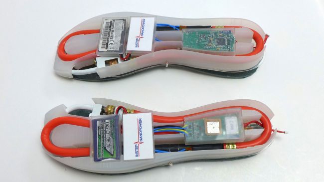 مدیاسافت - تلفن همراه خود را با استفاده از این کفش شارژ کنید