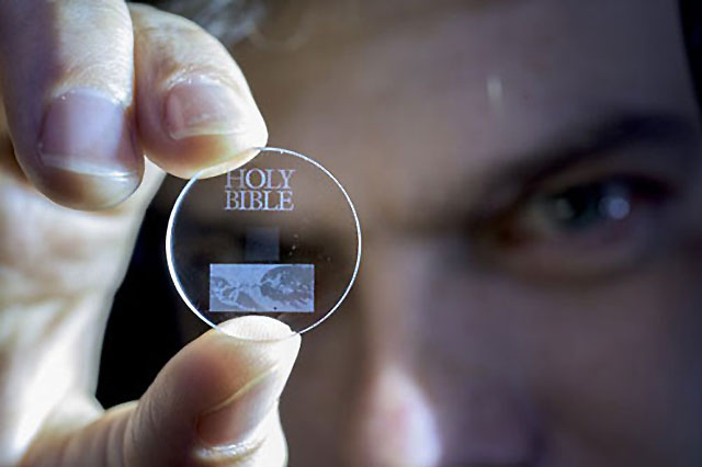 مدیاسافت - دیسک کریستالی کوچکی که 360 ترابایت اطلاعات را 13.8 میلیارد سال نگه می‌دارد