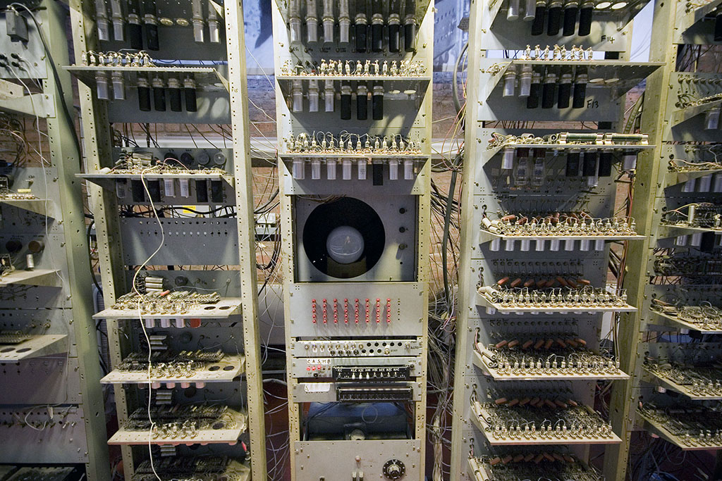 بچه منچستری، اولین رایانه برنامه - انباشته الکترونیکی.